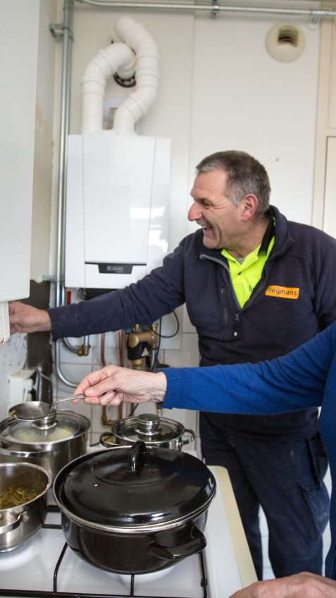 Heijmans Bwoond collega gaat bij bewoner langs voor het  renovatieproject in Castorflats Groningen