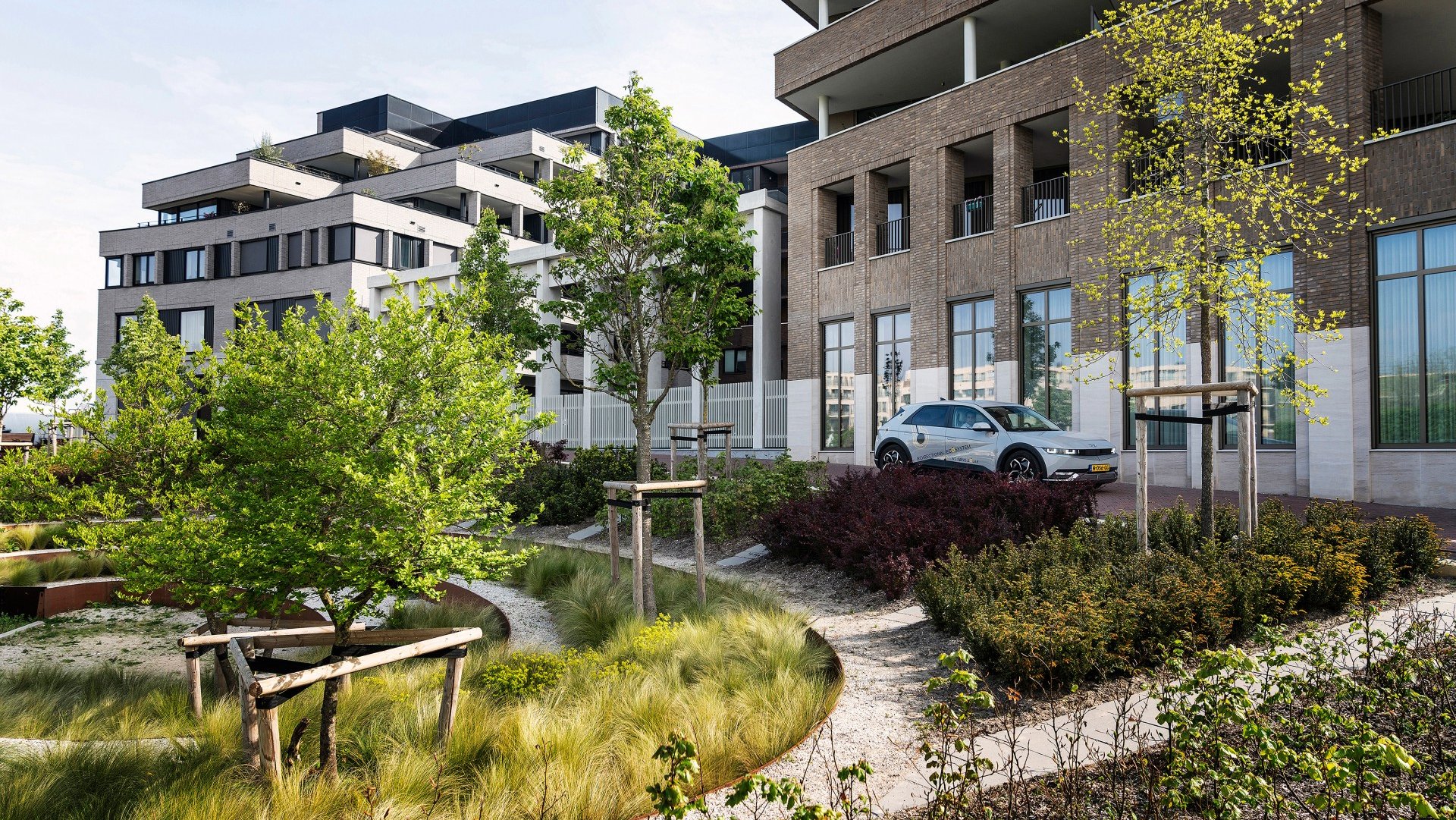 Heijmans_WeDriveSolar_bidirectionele_laadpaal_Greenville_Utrecht gebouw.jpg