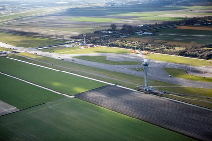 Asfalt Flightflex Polderbaan Schiphol Heijmans maart 2021 verkeerstoren.jpg