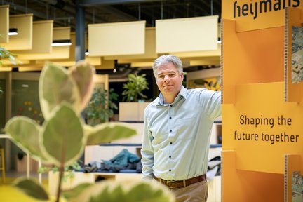 Joost van Asch, Directeur Industrieel Bouwen, is trots op de energieoplossing om de stroomvoorziening van de houtskeletbouwfabriek in Heerenveen te borgen.