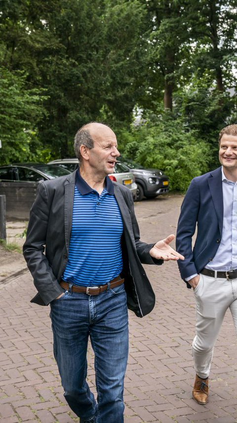 Buurtbewoner praat met ontwikkelaar en bouwer over het verduurzamen in renovatieproject Heijmans Bwoond