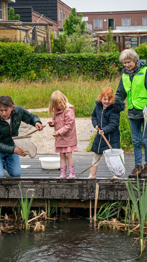 Lodewijk Hoekstra en kinderen tijdens de ontdekkingstocht in Maanwijk, georganiseerd door Heijmans.