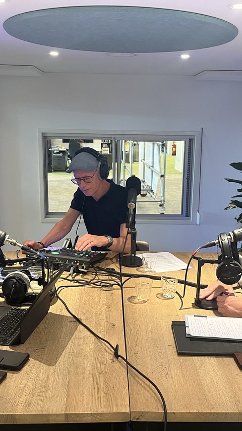 Martin Wijnen en Ton Hillen tijdens de opnames van de podcast Kan het samen met presentator Sander de Heer.