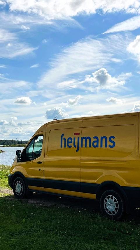 Heijmans bus staat bij de vaarwegen
