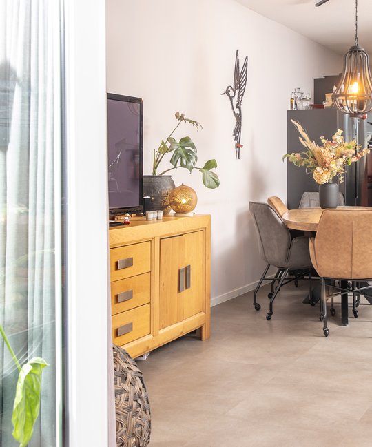 Een bewoner in zijn huis.