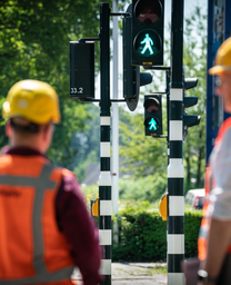 Vloeiend verkeer op een drukke weg dankzij slimme infrastructuuroplossingen die storingen minimaliseren.