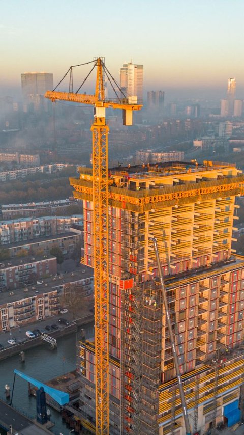 Foto vanuit de lucht van een flat aan de Piekstraat.
